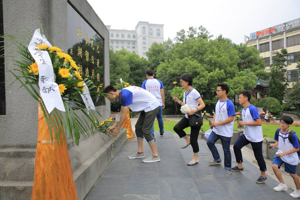 拜谒常德会战阵亡将士纪念塔