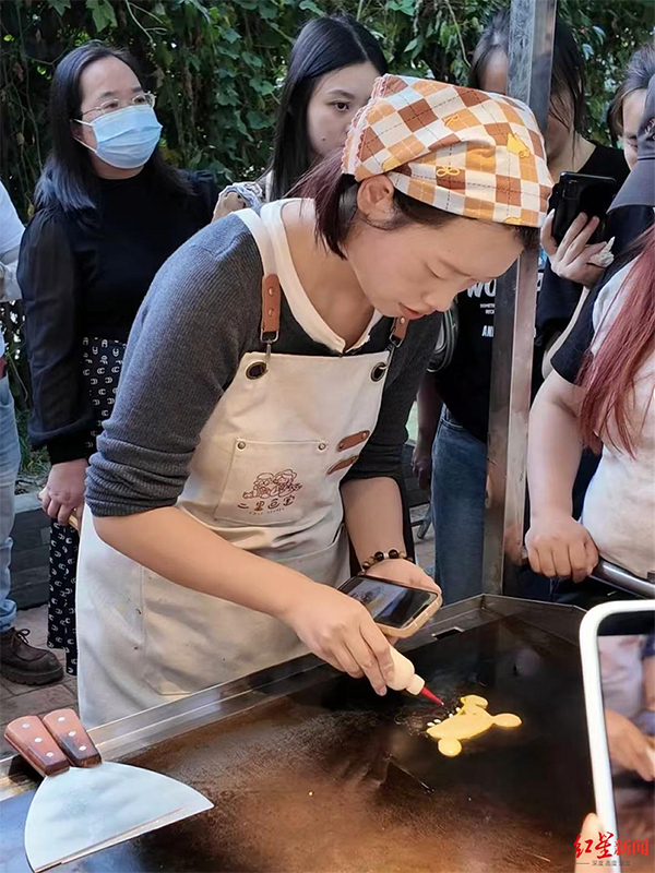 成都夜市卡通煎饼摊火了！从美术老师到“画饼姐”，她如何用创意“摊”出别样人生_fororder_未标题-2