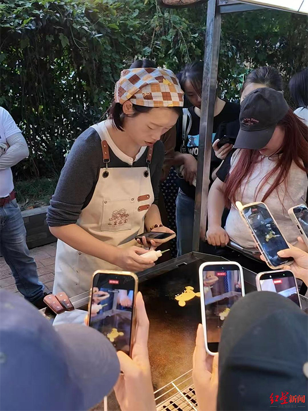 成都夜市卡通煎饼摊火了！从美术老师到“画饼姐”，她如何用创意“摊”出别样人生_fororder_未标题-1