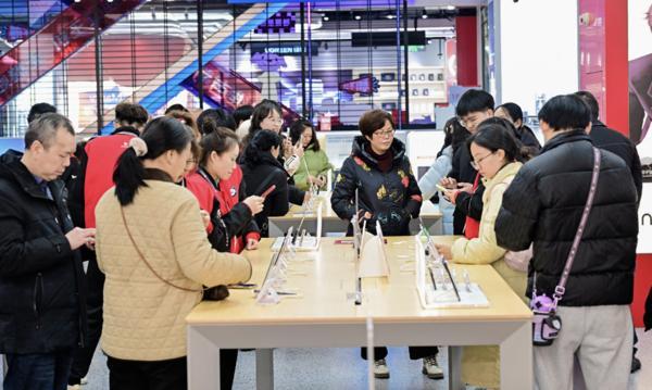 2026年“新国补”落地,消费者在重庆京东MALL选购手机。(受访者供图)