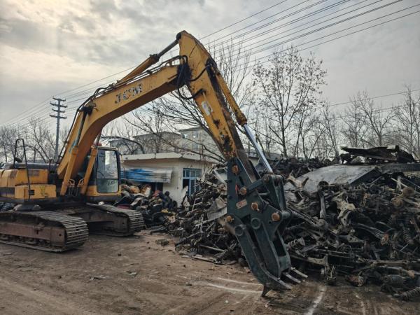 在一家正规报废汽车拆解利用企业,拆解后的零部件堆放在厂区。新华社记者王阳 摄