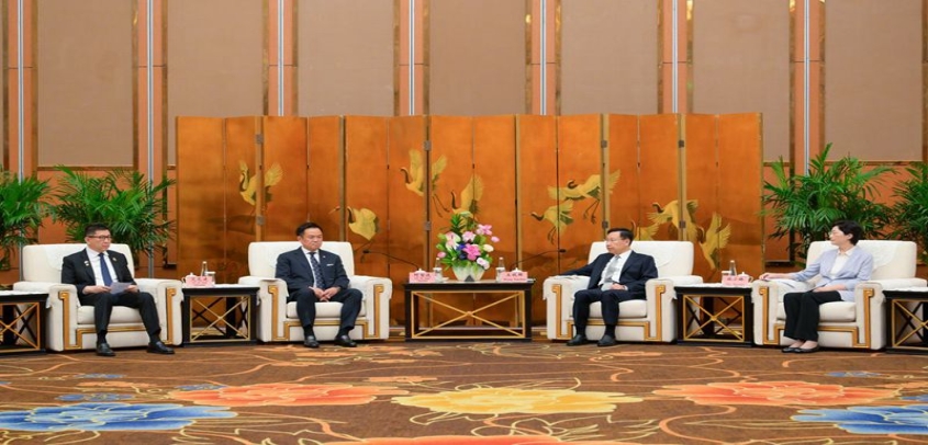 王晓晖施小琳会见泰国总理阿努廷