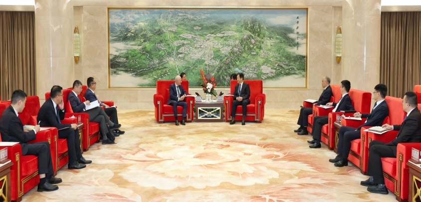 成都市市委书记曹立军会见瑞士德科集团董事会主席邓敬熙