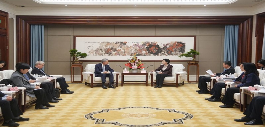 省长施小琳会见韩国驻华大使卢载宪