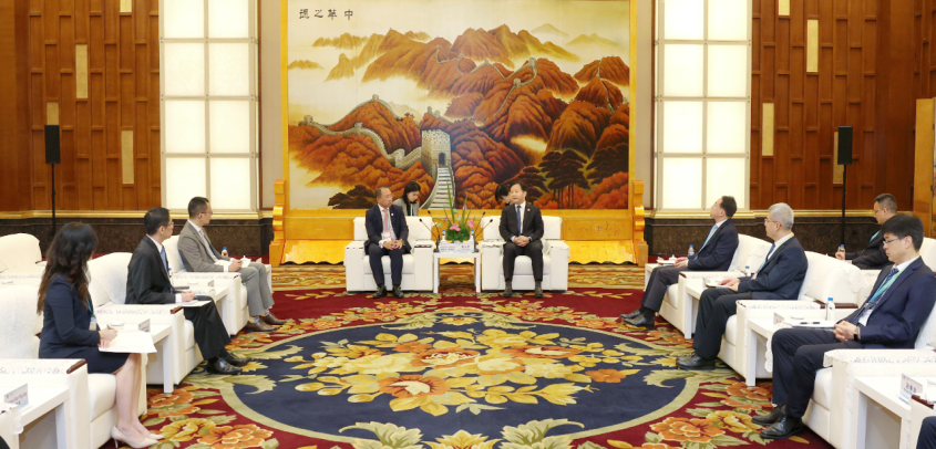 曹立军会见APEC秘书处执行主任爱德华多·佩德罗萨