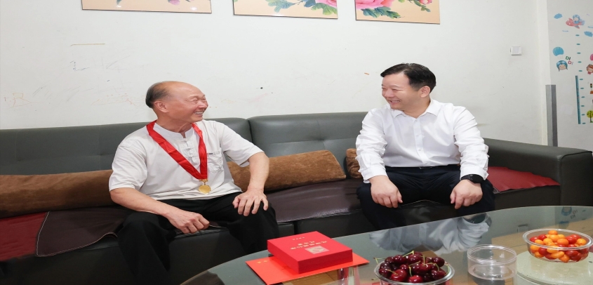 市委书记曹立军调研党建引领基层治理并开展“七一”走访慰问