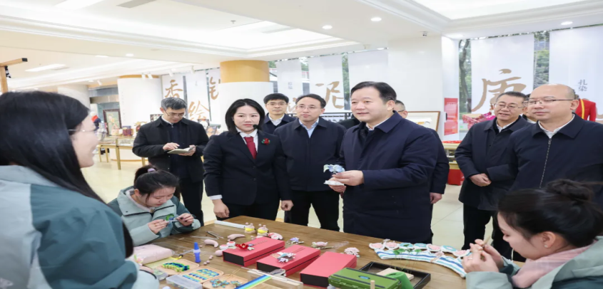 市委书记曹立军调研成都市残疾人工作